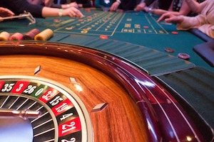 Intrattenimento a tema casinò per feste di 30 anni